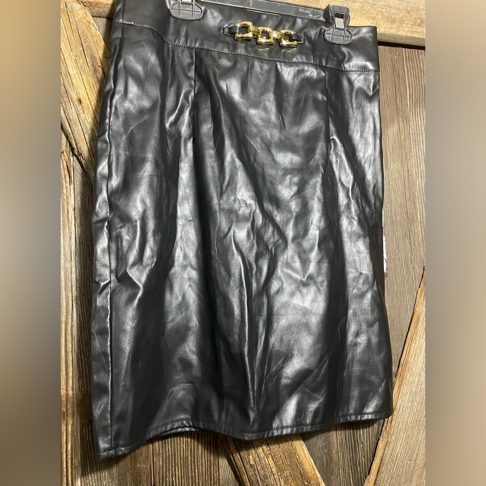 Black Faux Leather PU‎ Unbranded Pleated Short Skirt Gold Buckle Medium 28 in